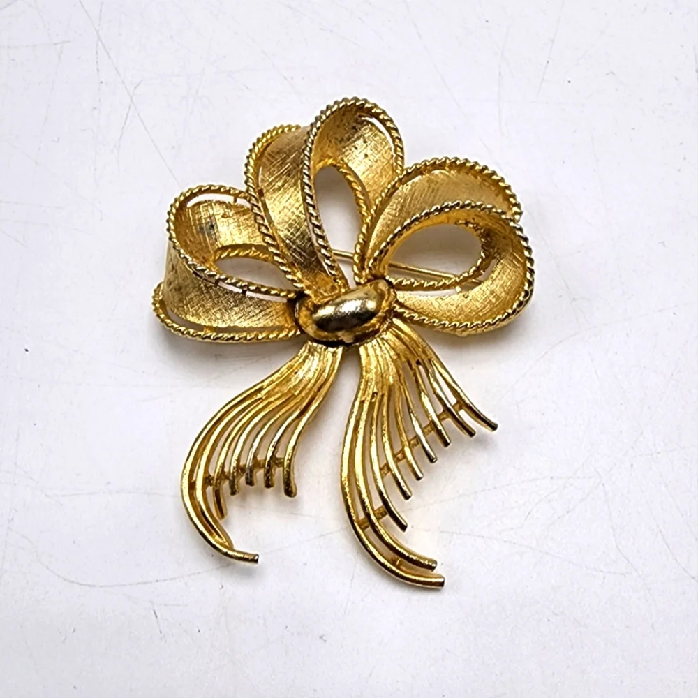 Lisner Gold Tone Bow Lapel Pin Textured Statement Brooch Pinback Button Fashion